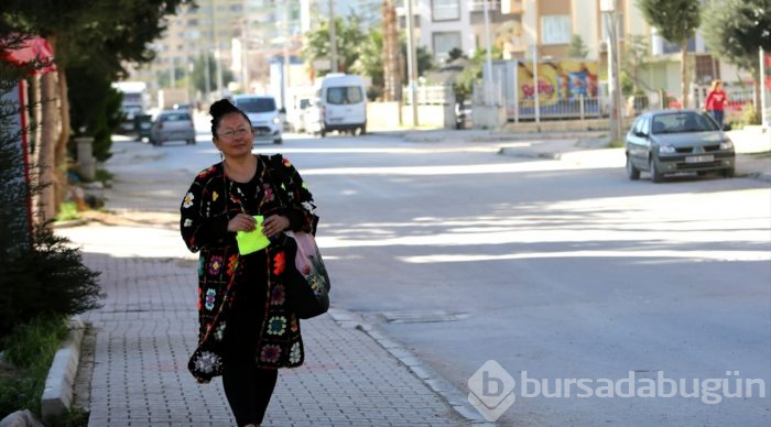 Sokak sokak gezip çocuklara atkı ve bere dağıtıyor
