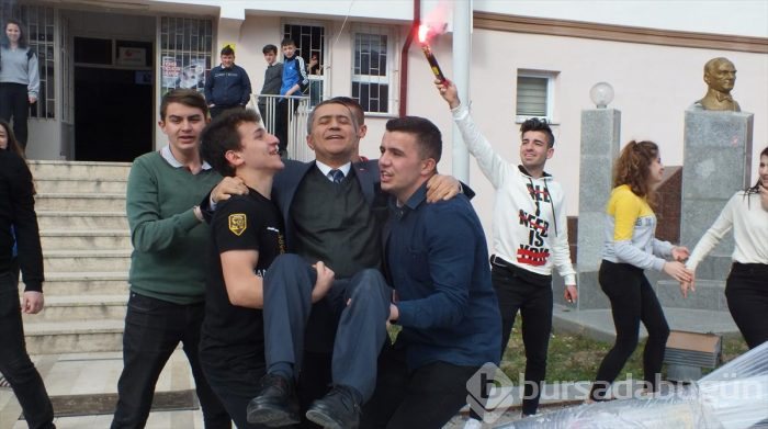 Emekliye ayrılan öğretmene "şakalı" uğurlama

