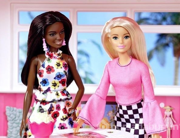 Barbie'den tekerlekli sandalyeli ve protezli bebek