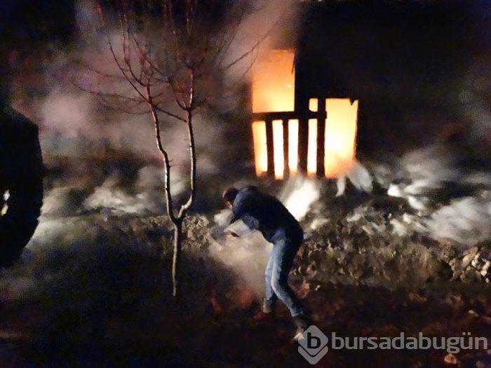 Domaniç'te ev ve ahır yangını
