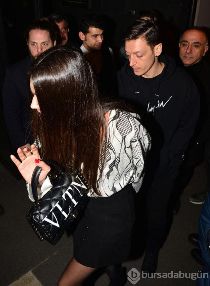 Amine Gülşe ve Mesut Özil'in kutlama yemeği
