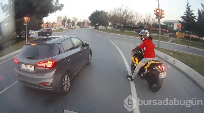 Motosikletlinin tek teker üzerinde tehlikeli şovu
