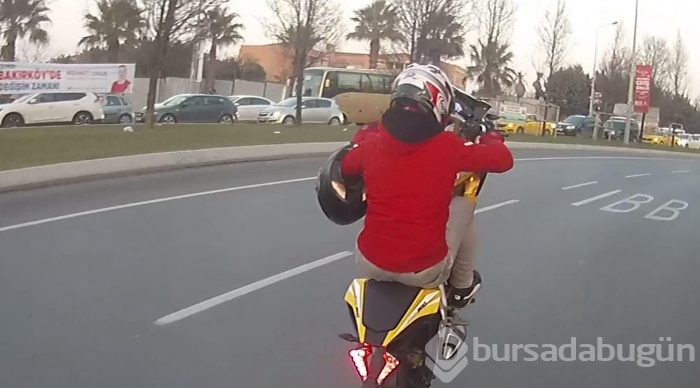 Motosikletlinin tek teker üzerinde tehlikeli şovu
