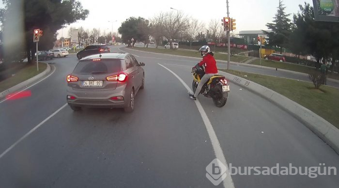 Motosikletlinin tek teker üzerinde tehlikeli şovu
