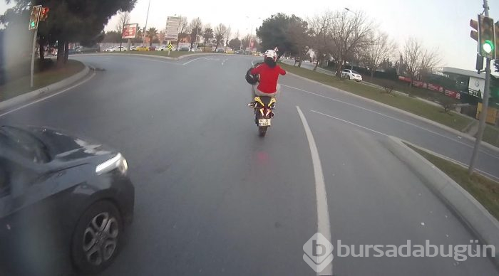 Motosikletlinin tek teker üzerinde tehlikeli şovu
