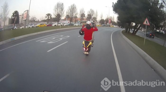 Motosikletlinin tek teker üzerinde tehlikeli şovu
