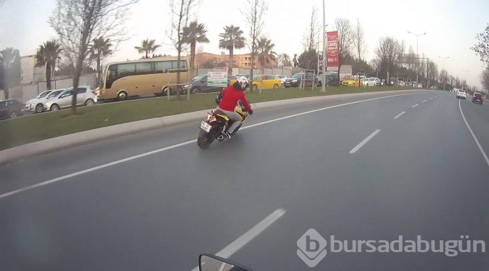 Motosikletlinin tek teker üzerinde tehlikeli şovu
