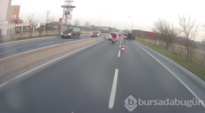 Motosikletlinin tek teker üzerinde tehlikeli şovu
