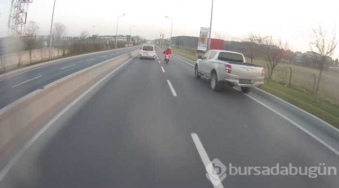 Motosikletlinin tek teker üzerinde tehlikeli şovu
