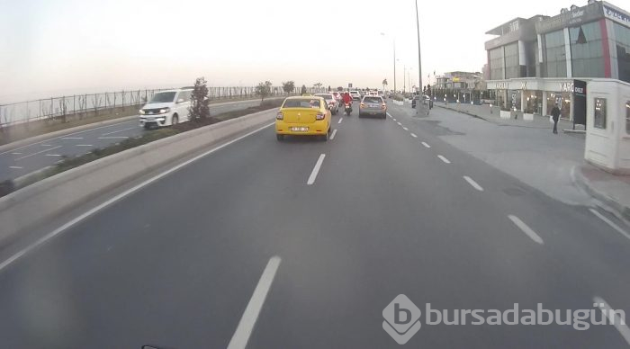 Motosikletlinin tek teker üzerinde tehlikeli şovu
