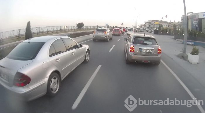Motosikletlinin tek teker üzerinde tehlikeli şovu
