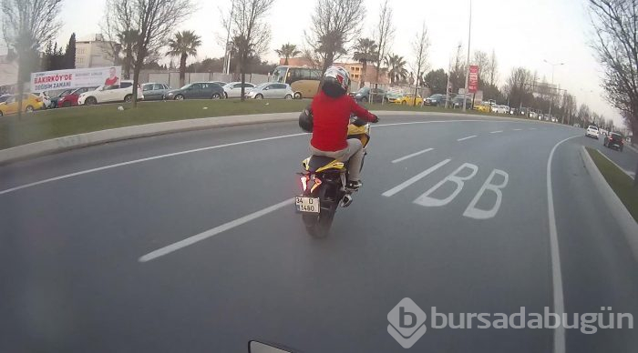 Motosikletlinin tek teker üzerinde tehlikeli şovu
