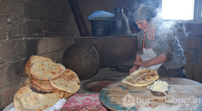 Soğuk havada sofralar tandır ekmeğiyle "ısınıyor"
