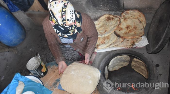 Soğuk havada sofralar tandır ekmeğiyle "ısınıyor"
