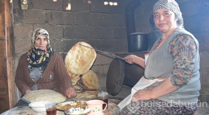 Soğuk havada sofralar tandır ekmeğiyle "ısınıyor"

