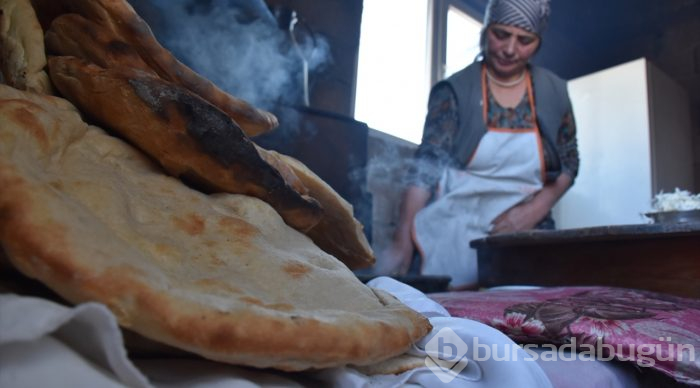 Soğuk havada sofralar tandır ekmeğiyle "ısınıyor"
