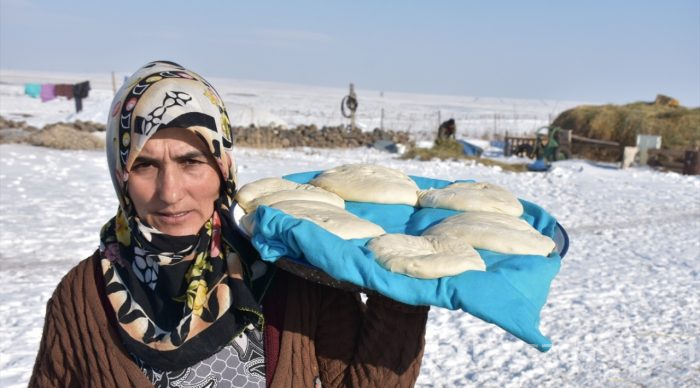 Soğuk havada sofralar tandır ekmeğiyle "ısınıyor"
