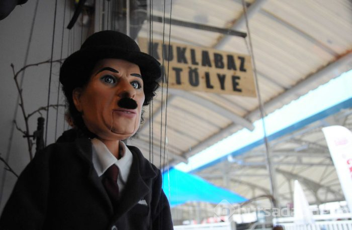 Hayalleri uğruna mesleğinden vazgeçerek kuklabaz oldu
