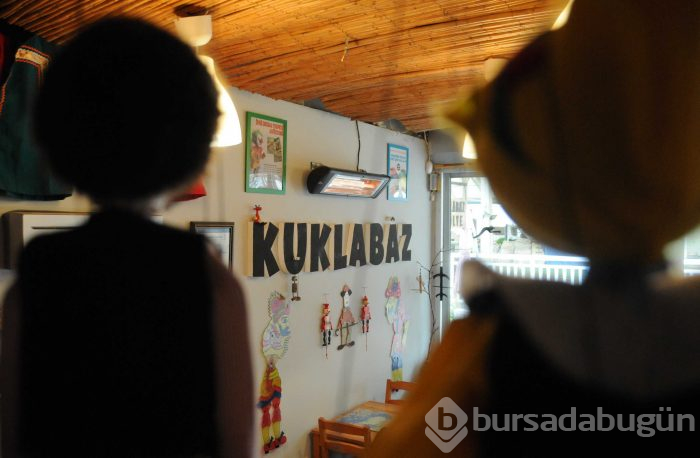 Hayalleri uğruna mesleğinden vazgeçerek kuklabaz oldu
