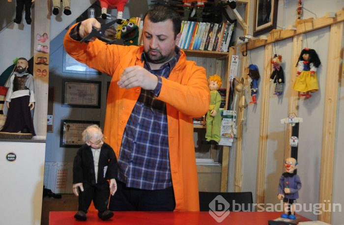 Hayalleri uğruna mesleğinden vazgeçerek kuklabaz oldu
