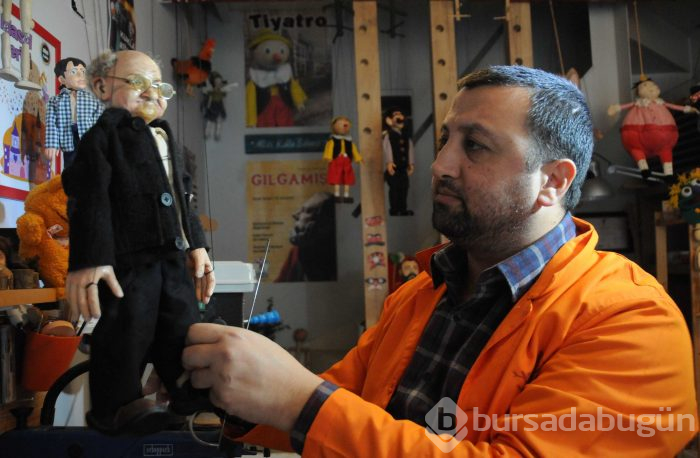 Hayalleri uğruna mesleğinden vazgeçerek kuklabaz oldu
