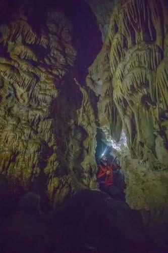 Hakkari'de dağcıların keşfettiği 'damla taş' mağarası
