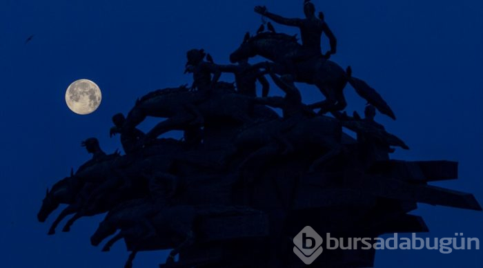 "Süper Ay" manzarası büyüledi
