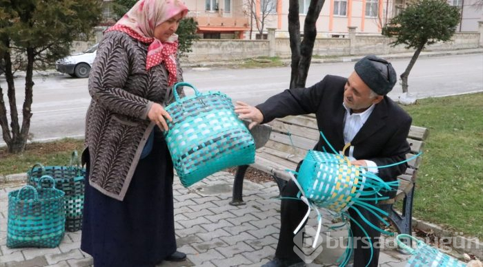 Ambalaj atıklarından 20 yıldır çanta yapıyor
