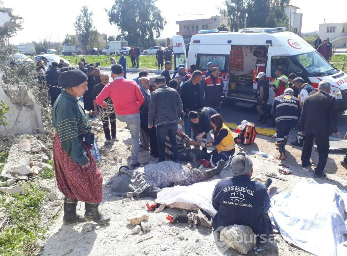 Mersin'de tarım işçilerini taşıyan minibüs devrildi: 4 ölü

