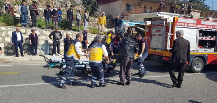 Mersin'de tarım işçilerini taşıyan minibüs devrildi: 4 ölü
