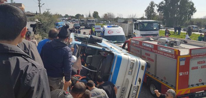 Mersin'de tarım işçilerini taşıyan minibüs devrildi: 4 ölü
