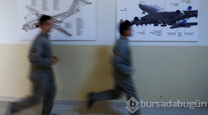 Havacılığı okul bahçesindeki uçakta öğreniyorlar
