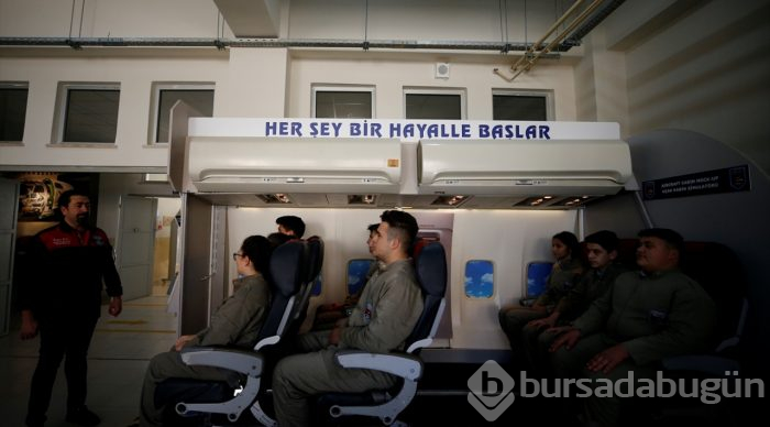 Havacılığı okul bahçesindeki uçakta öğreniyorlar
