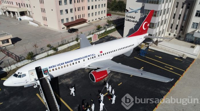 Havacılığı okul bahçesindeki uçakta öğreniyorlar
