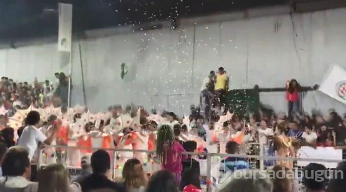Karnavalda sahne çöktü: 34 kişi yaralandı