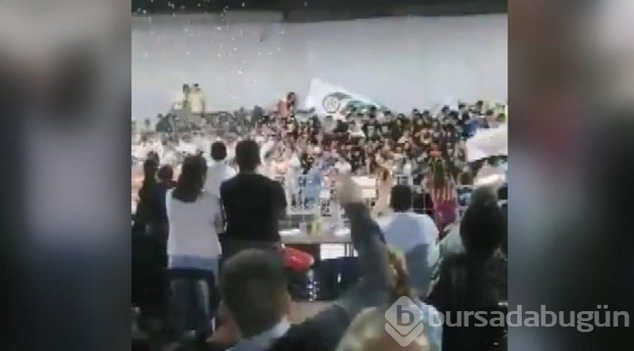 Karnavalda sahne çöktü: 34 kişi yaralandı