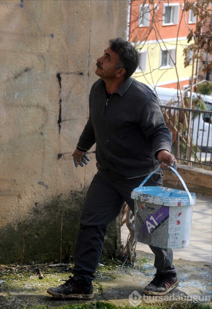 Şehir şehir gezip trafo ve okulları renklendiriyor

