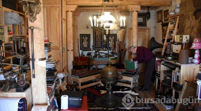 Müze gibi evinde tarih yolculuğuna çıkarıyor

