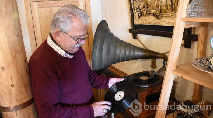 Müze gibi evinde tarih yolculuğuna çıkarıyor
