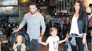 Gökhan Gönül, eşi Hatice Gönül ve çocukları ile poz verdi
