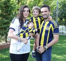 Gökhan Gönül, eşi Hatice Gönül ve çocukları ile poz verdi
