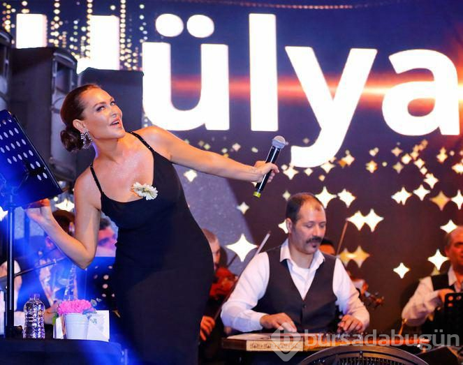Hülya Avşar'dan derin dekolte
