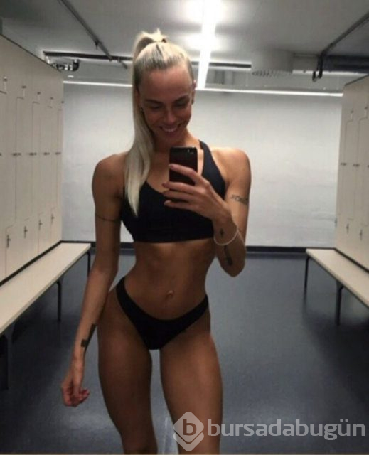 İsveçli model Ia Ostergren bir metrelik bacaklarıyla ilgi odağı oldu
