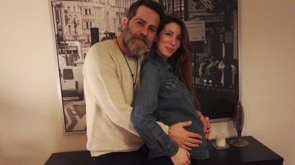 Hamile olan ve bebeğini kucağına alan ünlüler
