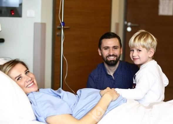 Hamile olan ve bebeğini kucağına alan ünlüler
