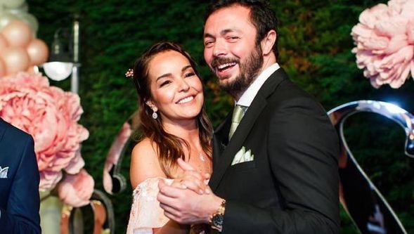 Hamile olan ve bebeğini kucağına alan ünlüler

