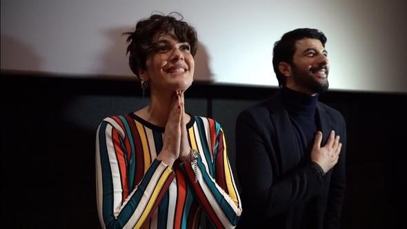 Bergüzar Korel ve Engin Akyürek Bursa'da hayranlarıyla buluştu
