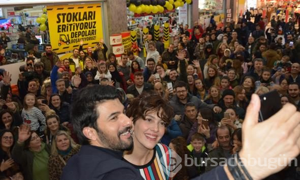 Bergüzar Korel ve Engin Akyürek Bursa'da hayranlarıyla buluştu
