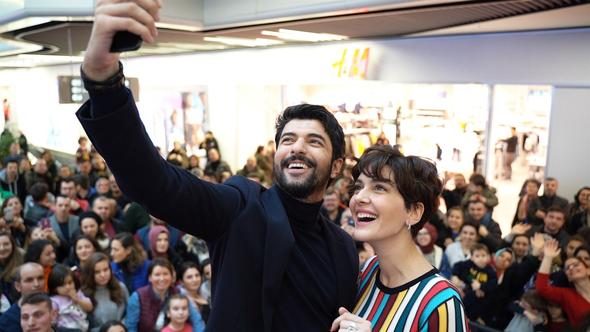 Bergüzar Korel ve Engin Akyürek Bursa'da hayranlarıyla buluştu
