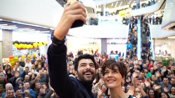 Bergüzar Korel ve Engin Akyürek Bursa'da hayranlarıyla buluştu
